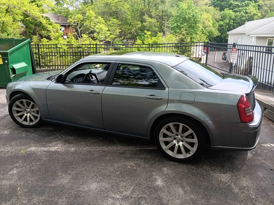 Chrysler 300 (2005-2023) - Image 8 of 11