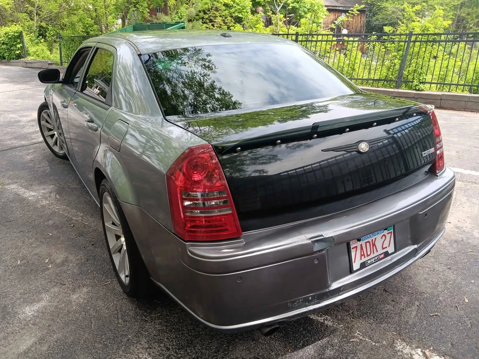Chrysler 300 (2005-2023) - Image 7 of 11