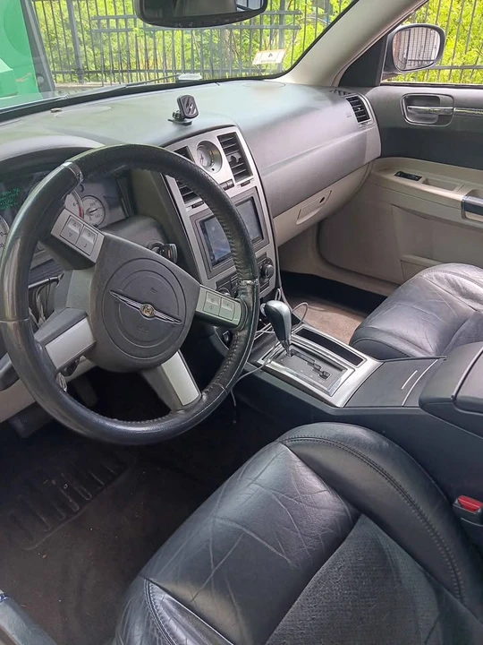 Chrysler 300 (2005-2023) - Image 5 of 11