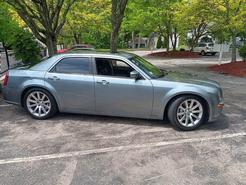 Chrysler 300 (2005-2023) - Image 2 of 11