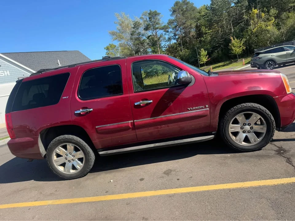 GMC Yukon 3rd Gen - Image 3 of 9