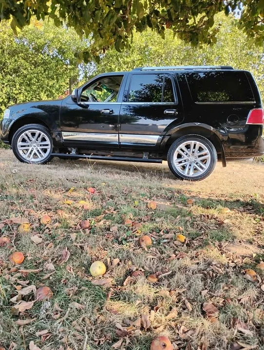 2007 Lincoln Navigator 3rd Gen - Image 2 of 10