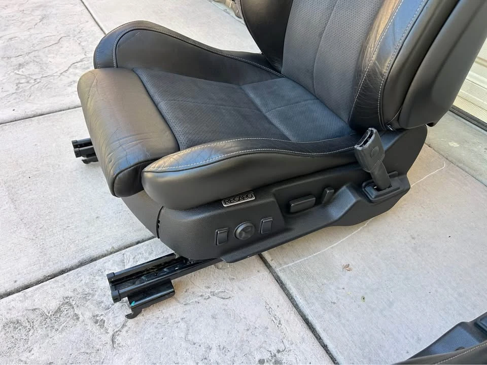 2009 Parts & Memorabilia Seats & Interior - Image 4 of 10