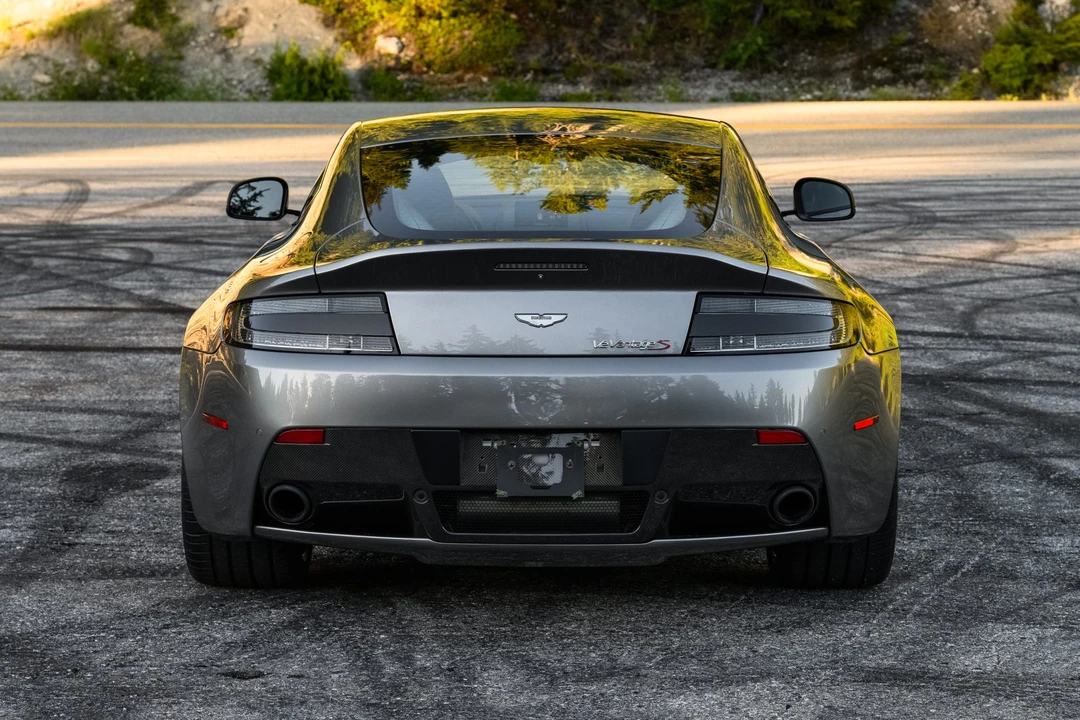 2017 Aston Martin Vantage - Image 27 of 31