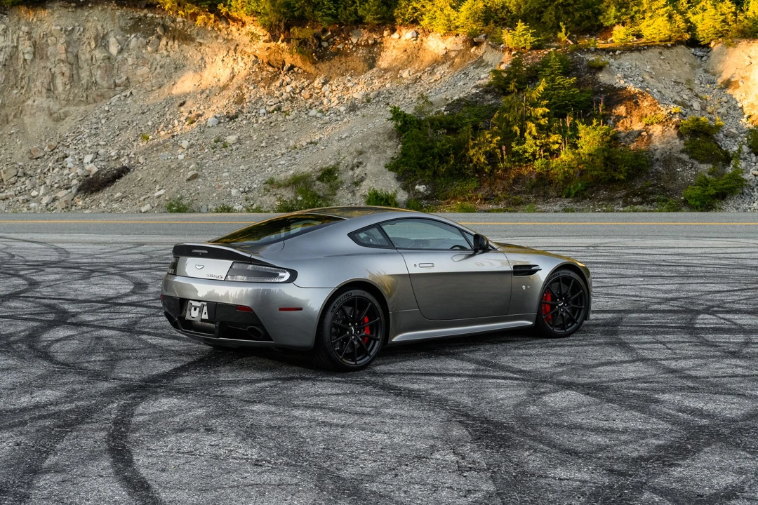 2017 Aston Martin Vantage - Image 19 of 31