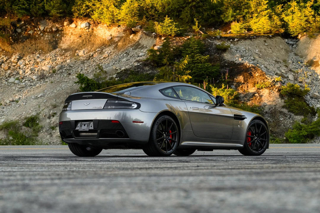 2017 Aston Martin Vantage - Image 21 of 31