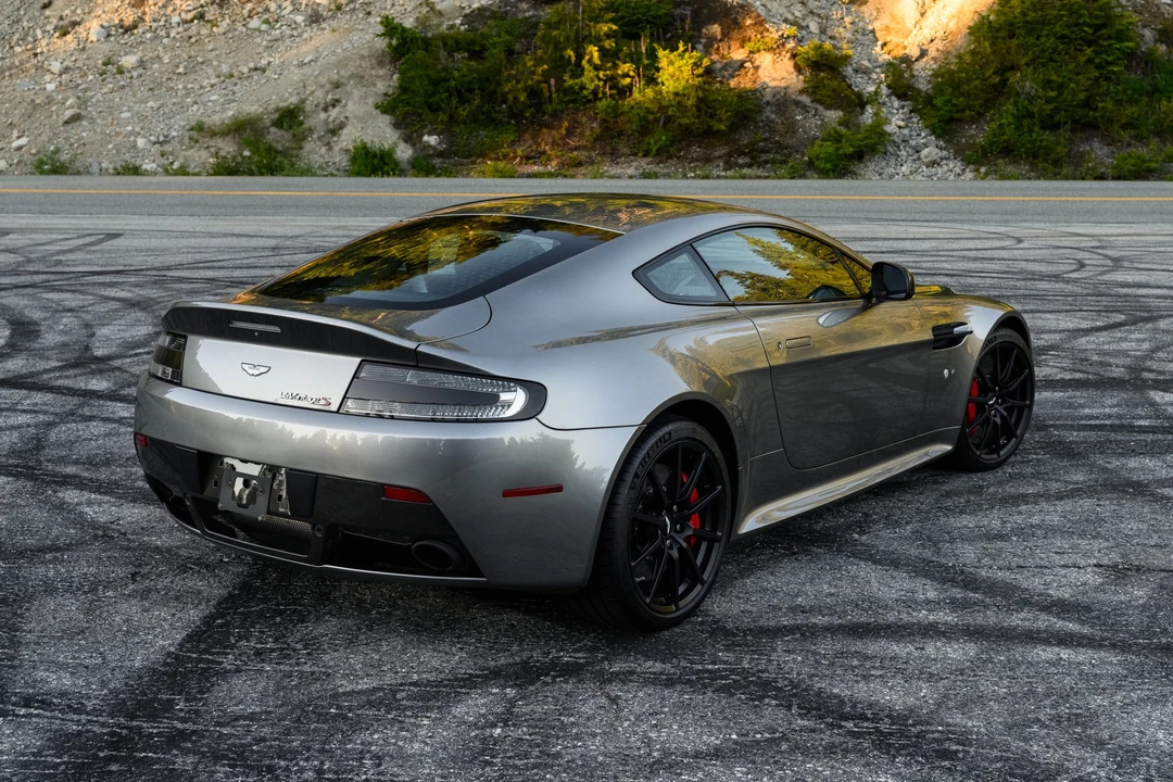 2017 Aston Martin Vantage - Image 23 of 31