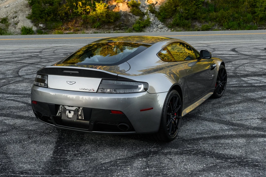 2017 Aston Martin Vantage - Image 24 of 31