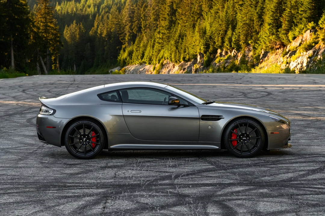 2017 Aston Martin Vantage - Image 17 of 31