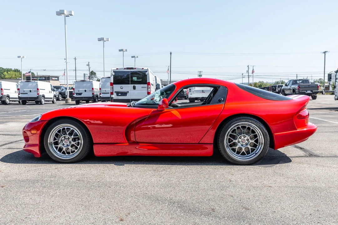 2002 Dodge Viper GTS 2nd Gen - Image 2 of 31