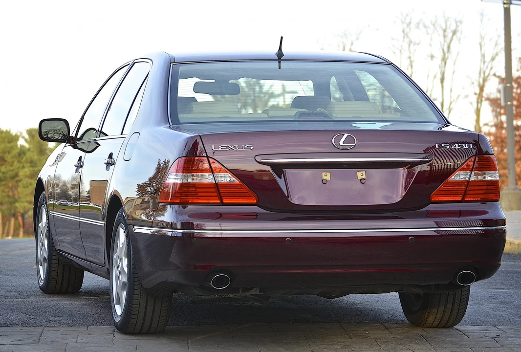 2004 Lexus LS 3rd Gen - Image 9 of 31