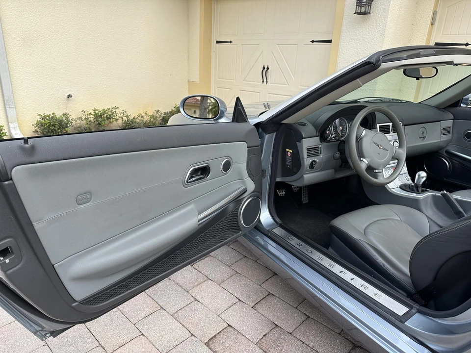 2005 Chrysler Crossfire - Image 27 of 31