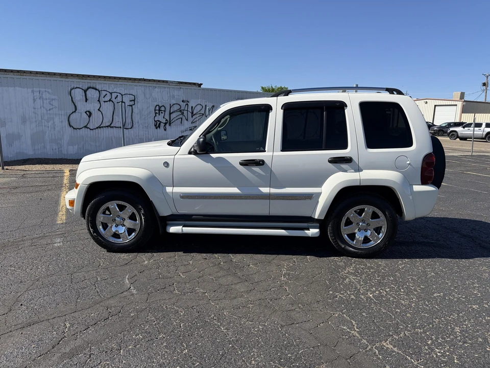 2005 Jeep KJ Liberty - Image 11 of 31