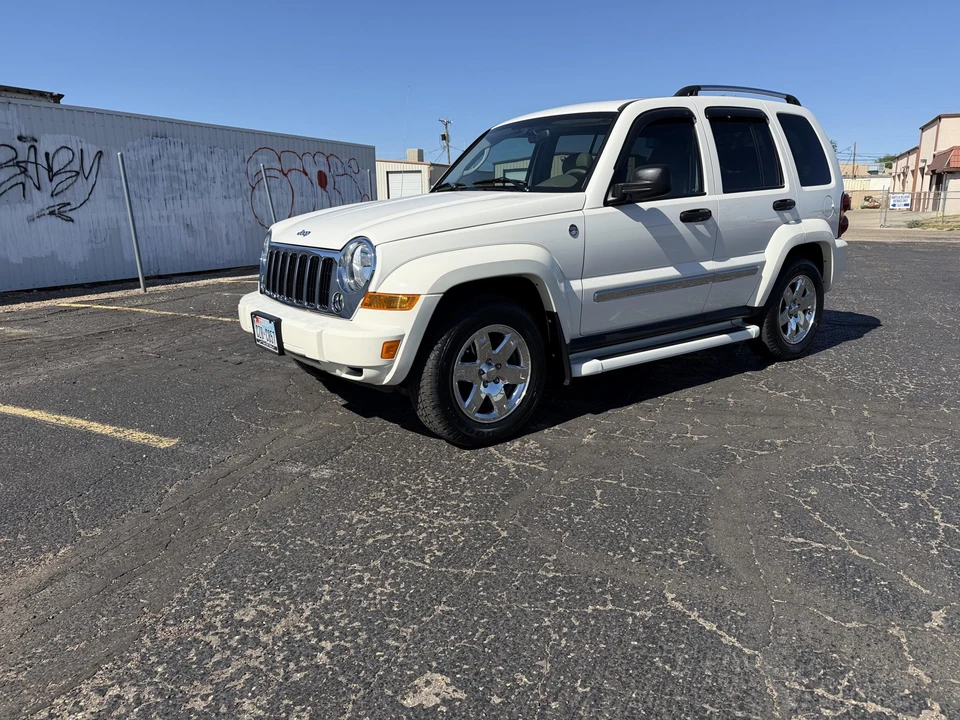 2005 Jeep KJ Liberty - Image 6 of 31
