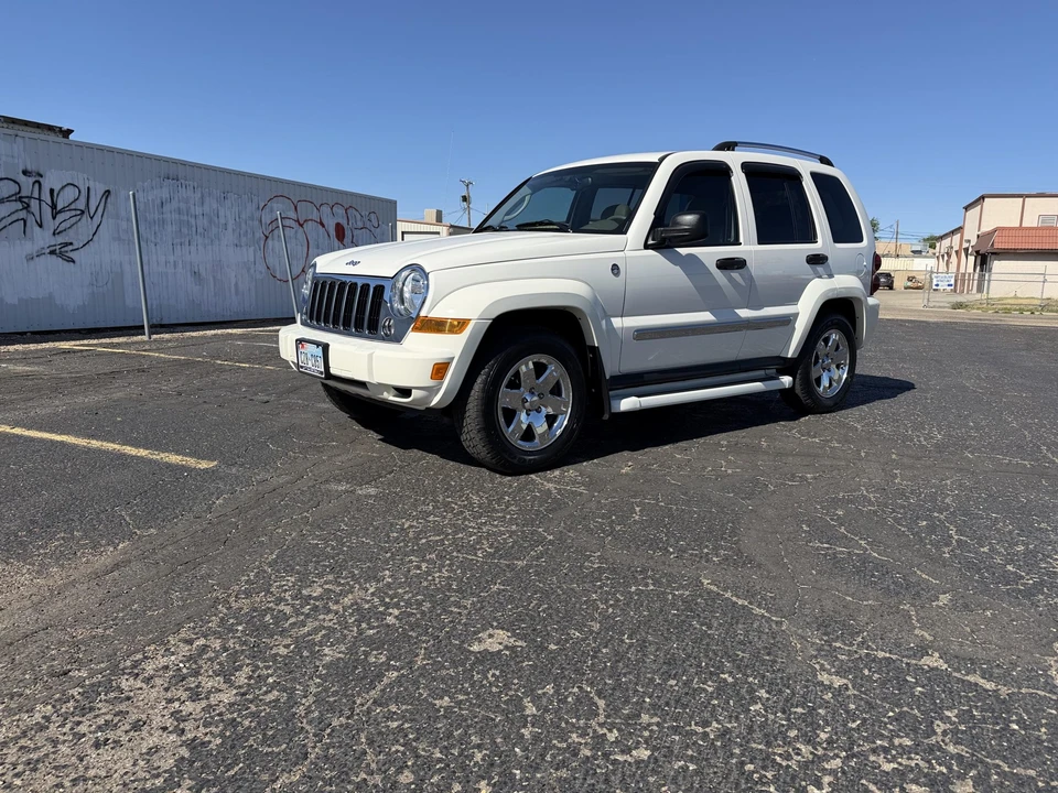 2005 Jeep KJ Liberty - Image 7 of 31