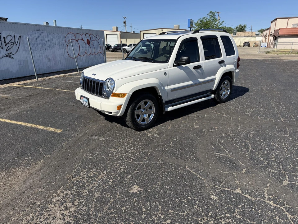 2005 Jeep KJ Liberty - Image 8 of 31