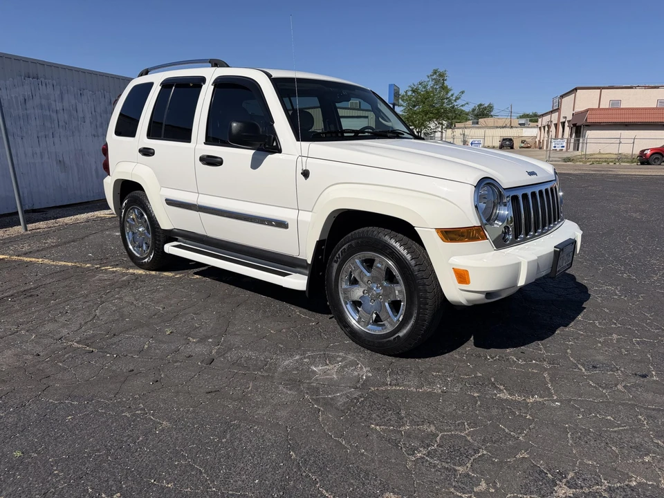 2005 Jeep KJ Liberty - Image 3 of 31