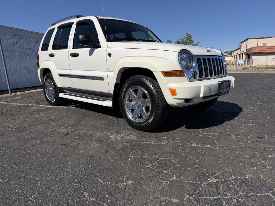 2005 Jeep KJ Liberty - Image 2 of 31