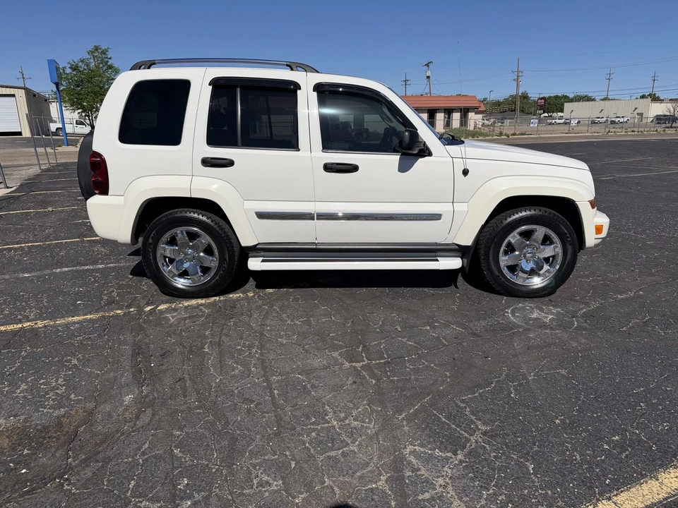 2005 Jeep KJ Liberty - Image 23 of 31