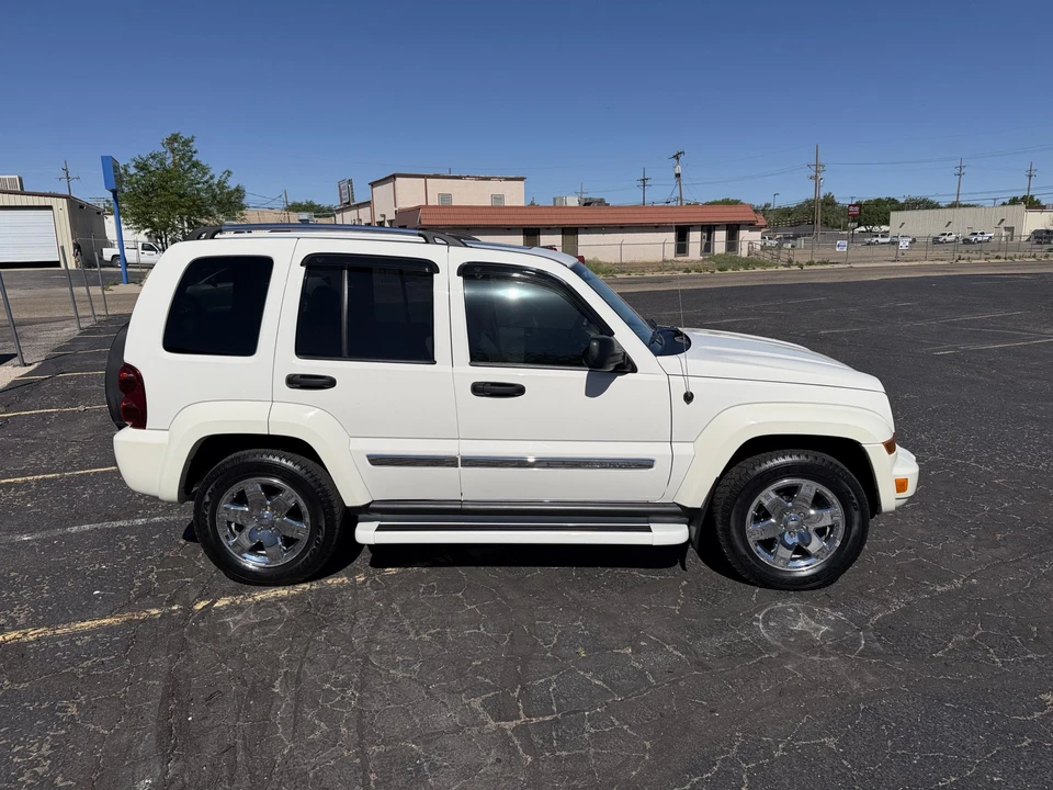 2005 Jeep KJ Liberty - Image 24 of 31