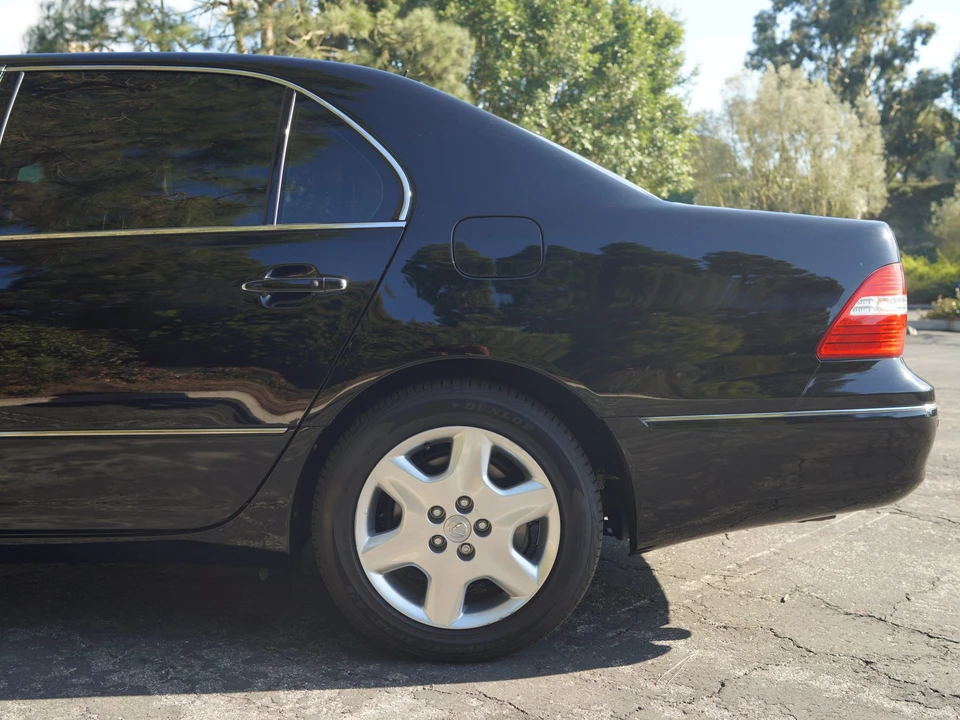 2005 Lexus LS 3rd Gen - Image 12 of 31