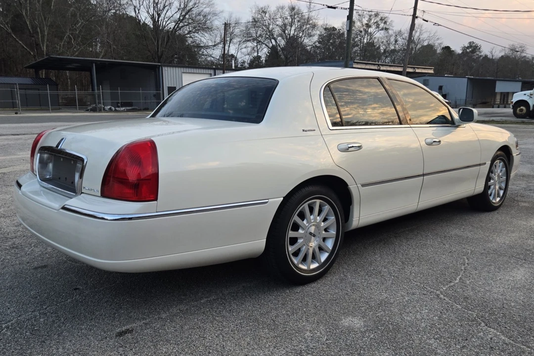2007 Lincoln Town Car - Image 2 of 6