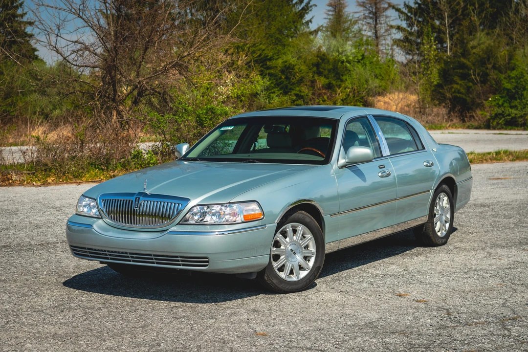 2007 Lincoln Town Car - Image 3 of 31