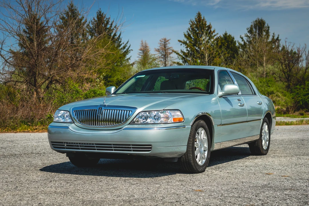 2007 Lincoln Town Car - Image 2 of 31