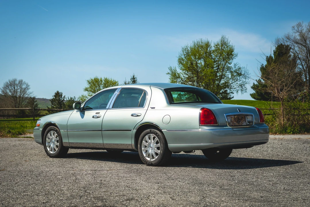 2007 Lincoln Town Car - Image 17 of 31