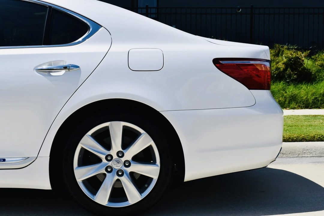 2011 Lexus LS 4th Gen - Image 16 of 31