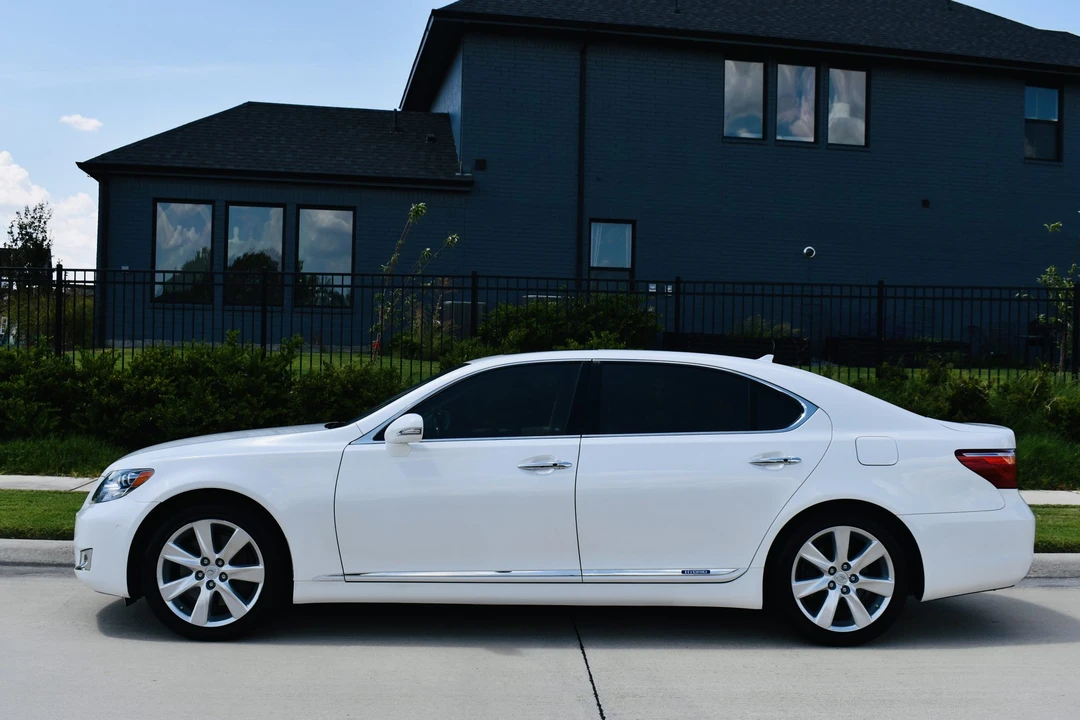 2011 Lexus LS 4th Gen - Image 9 of 31