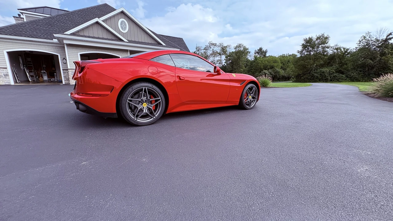 2016 Ferrari California T - Image 14 of 31
