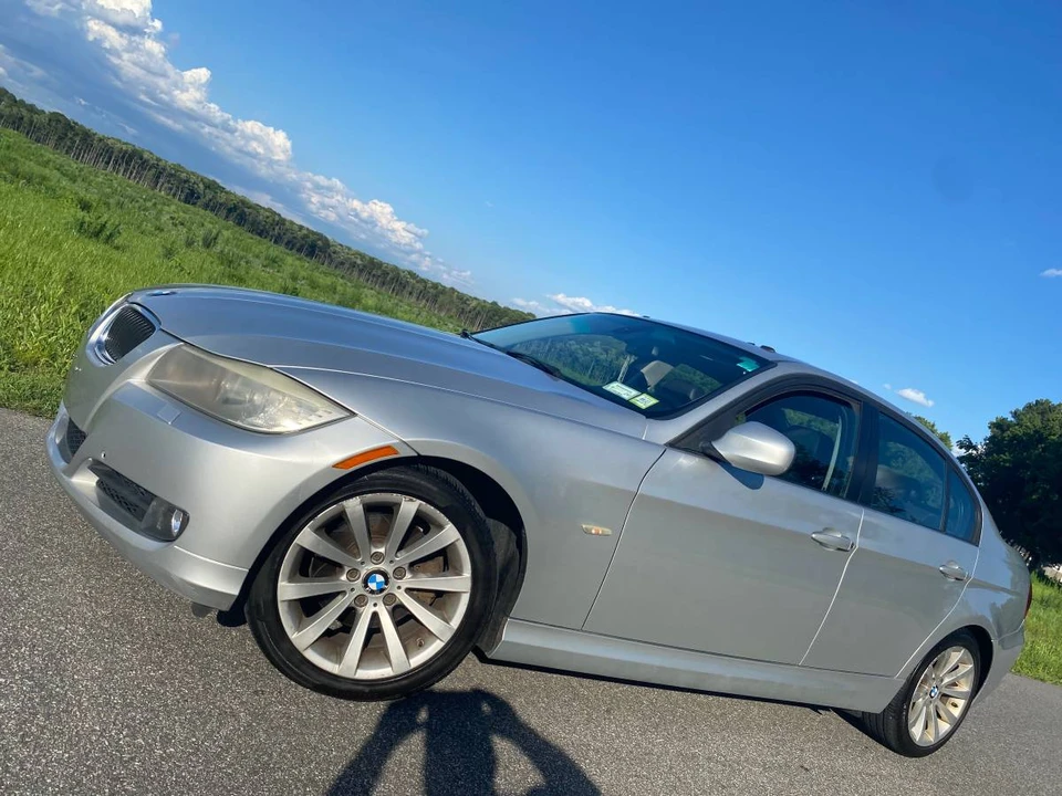 2011 BMW E90 3 Series Sedan - Image 4 of 22