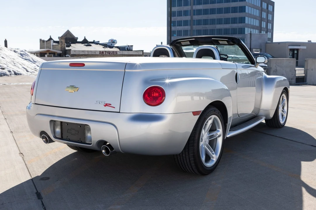 2004 Chevrolet SSR - Image 2 of 7