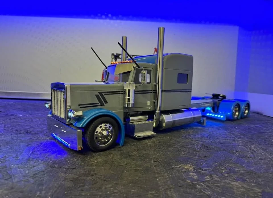 Parts & Memorabilia Scale Models - Image 2 of 8