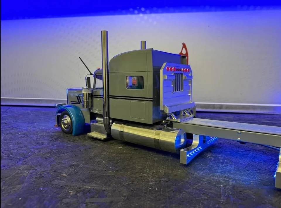 Parts & Memorabilia Scale Models - Image 4 of 8
