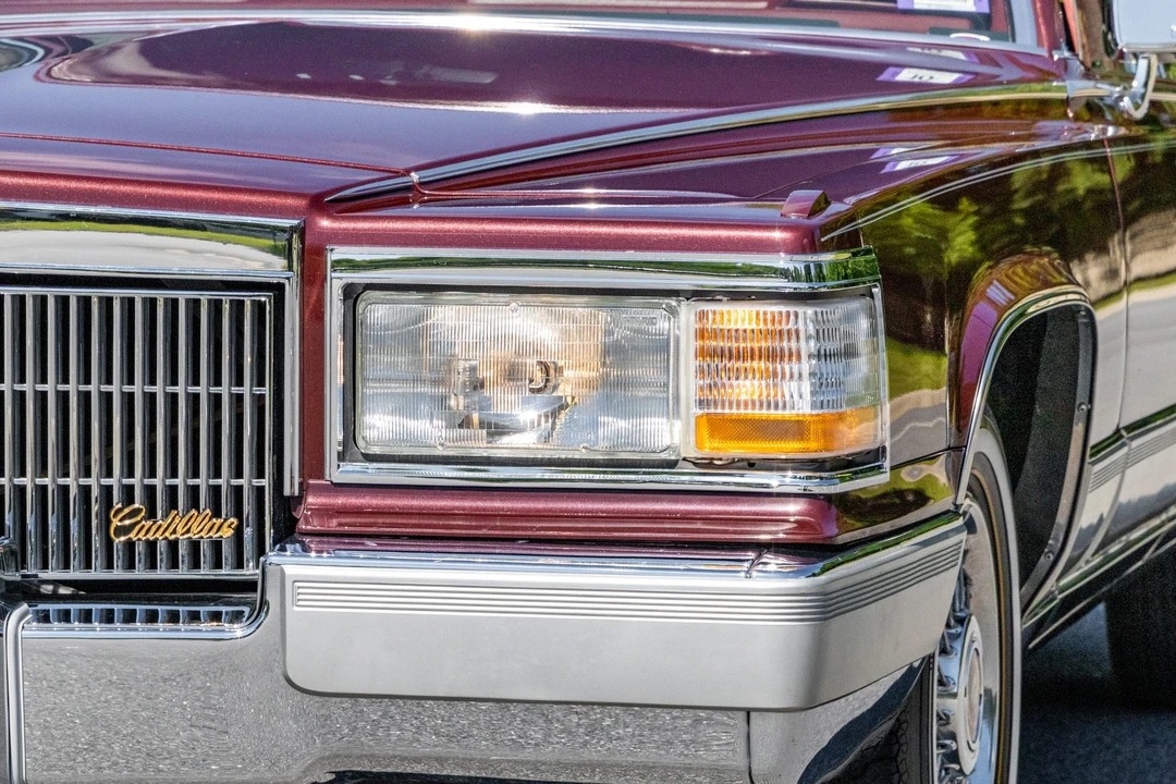 1990 Cadillac Brougham - Image 19 of 31