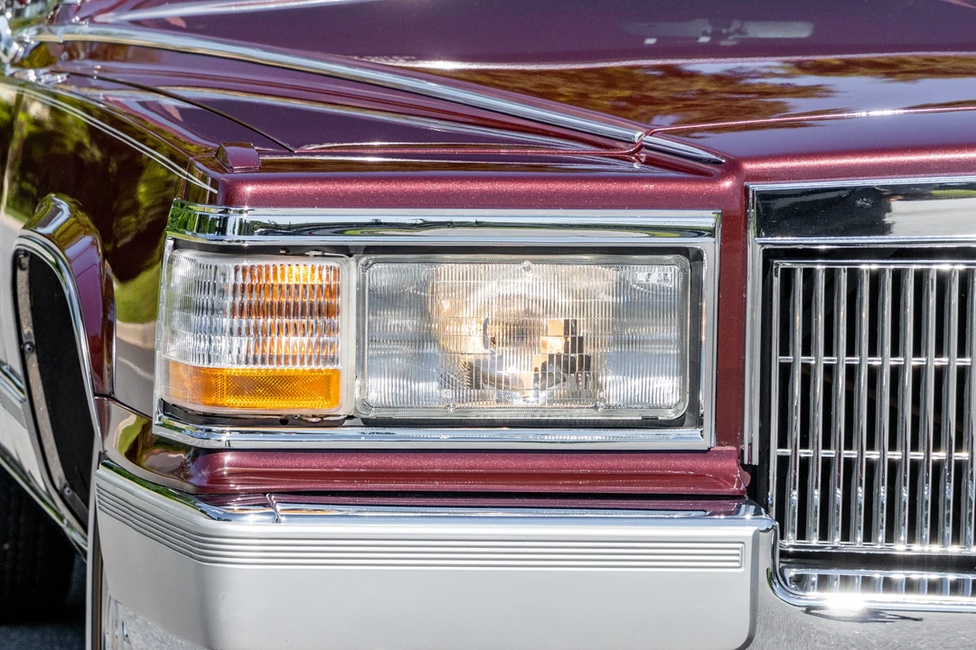 1990 Cadillac Brougham - Image 18 of 31
