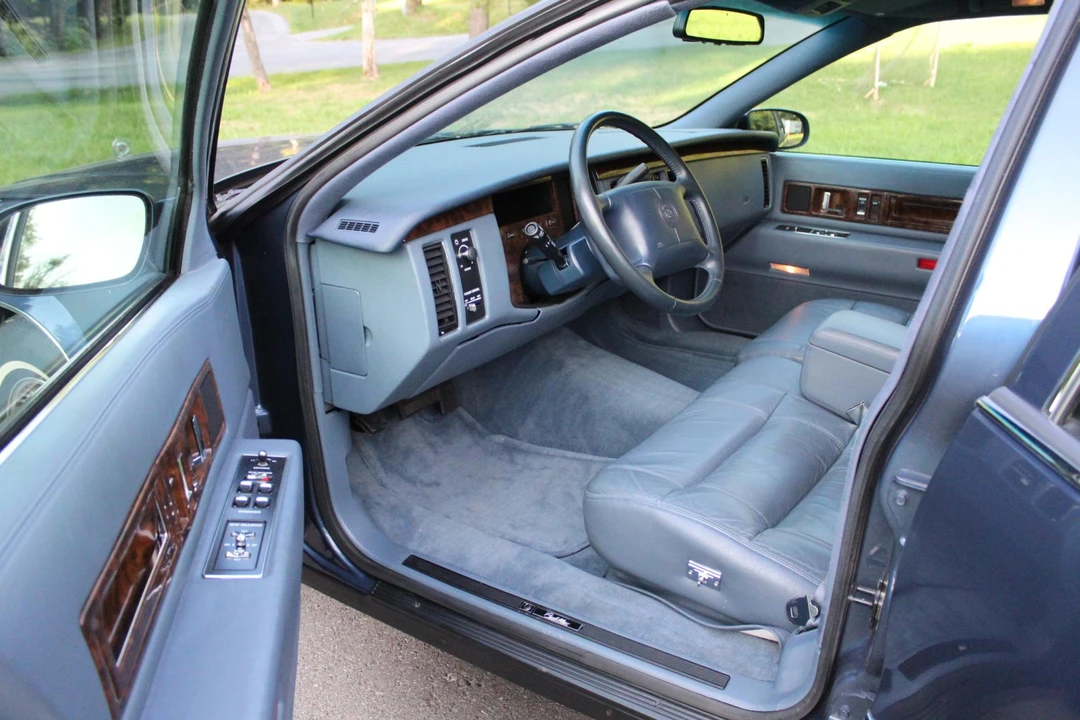 1996 Cadillac Fleetwood - Image 11 of 31