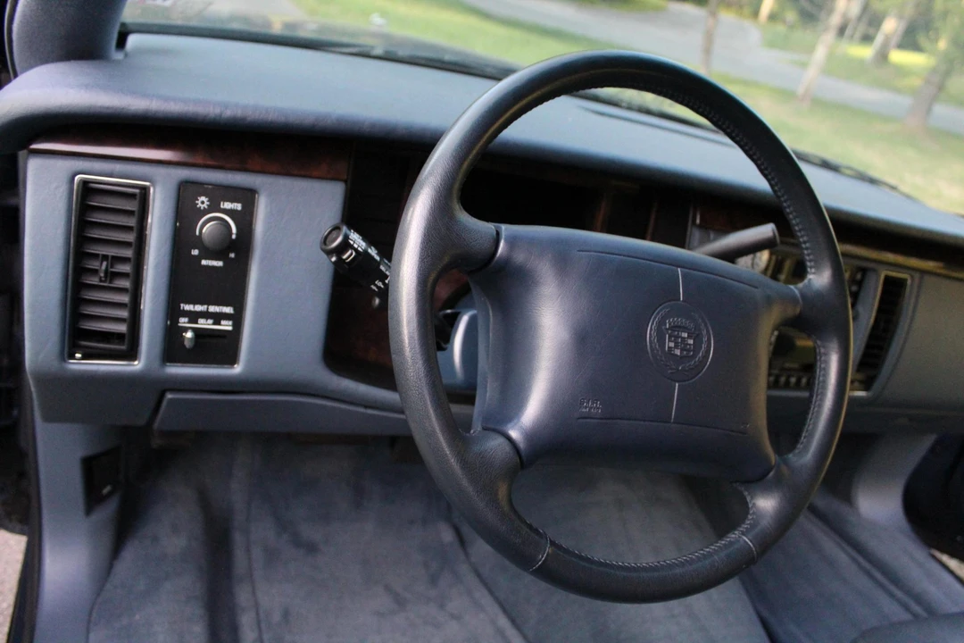 1996 Cadillac Fleetwood - Image 16 of 31