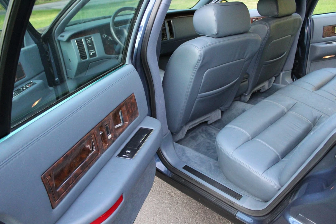 1996 Cadillac Fleetwood - Image 22 of 31