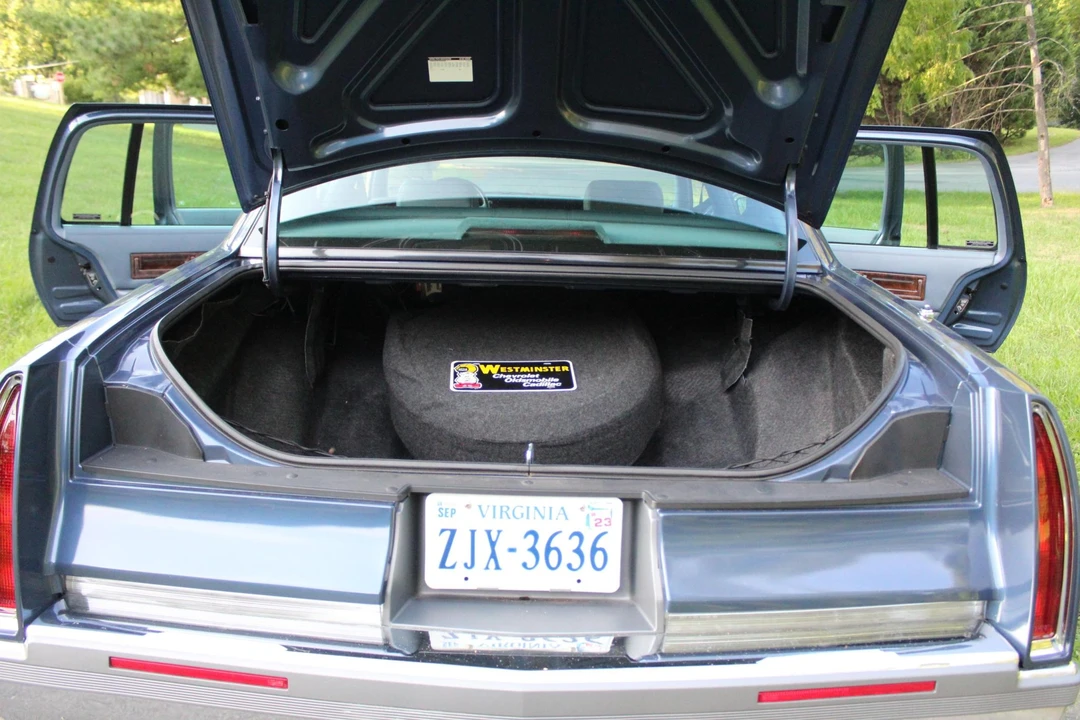 1996 Cadillac Fleetwood - Image 25 of 31