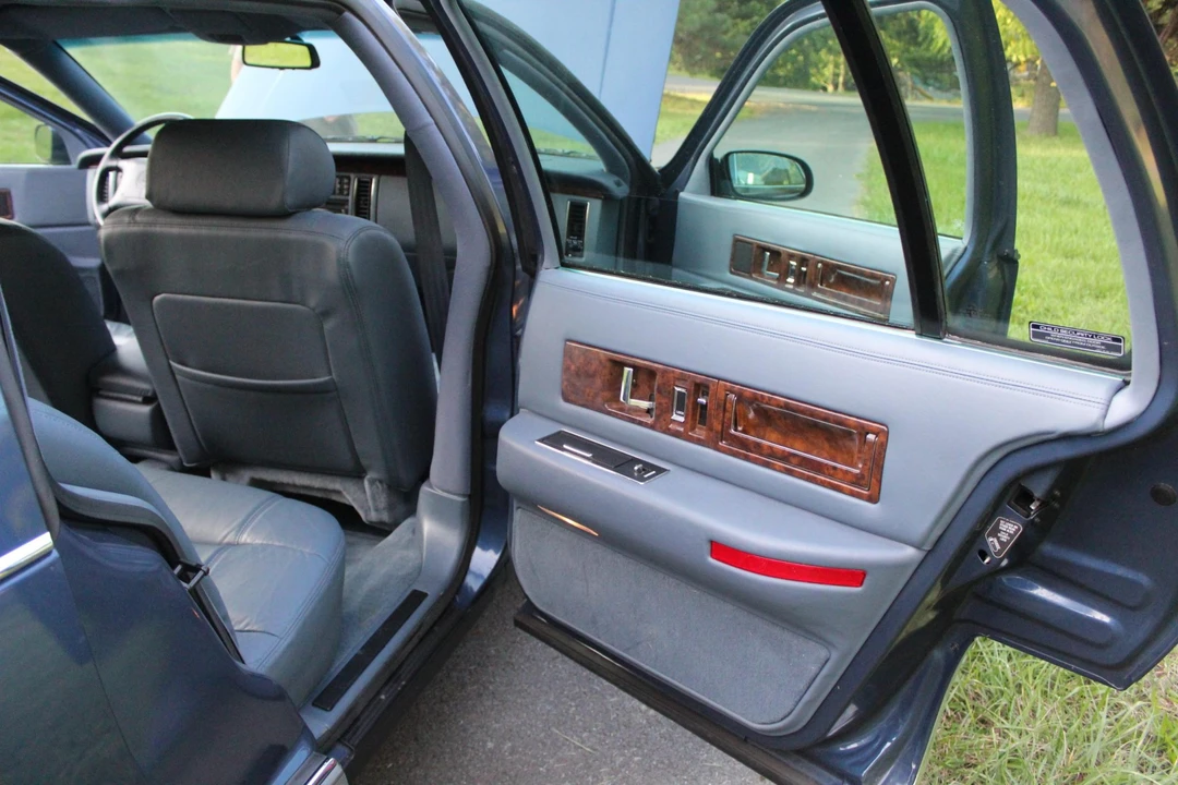 1996 Cadillac Fleetwood - Image 21 of 31