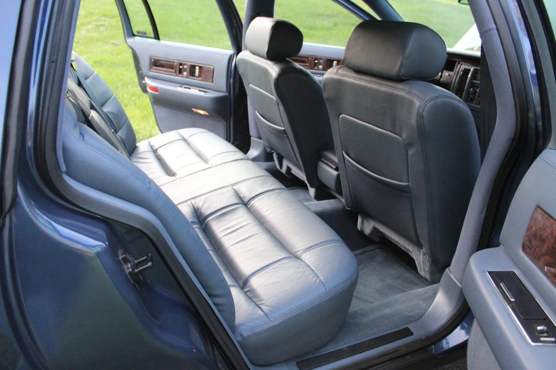 1996 Cadillac Fleetwood - Image 24 of 31