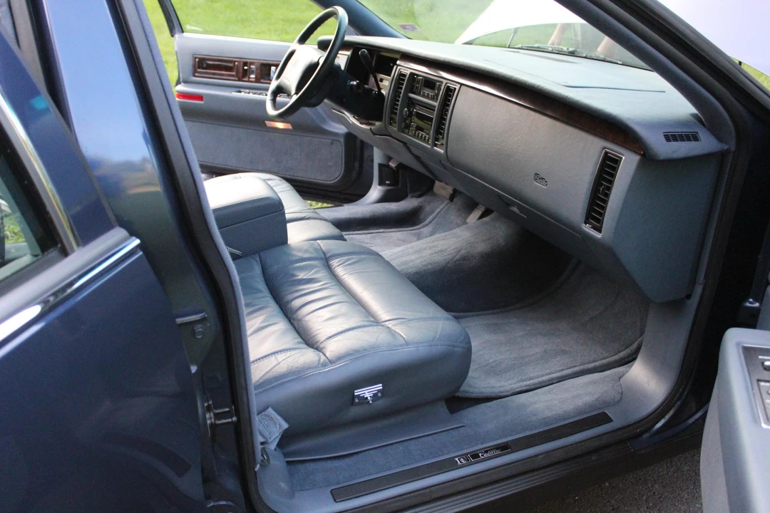 1996 Cadillac Fleetwood - Image 14 of 31