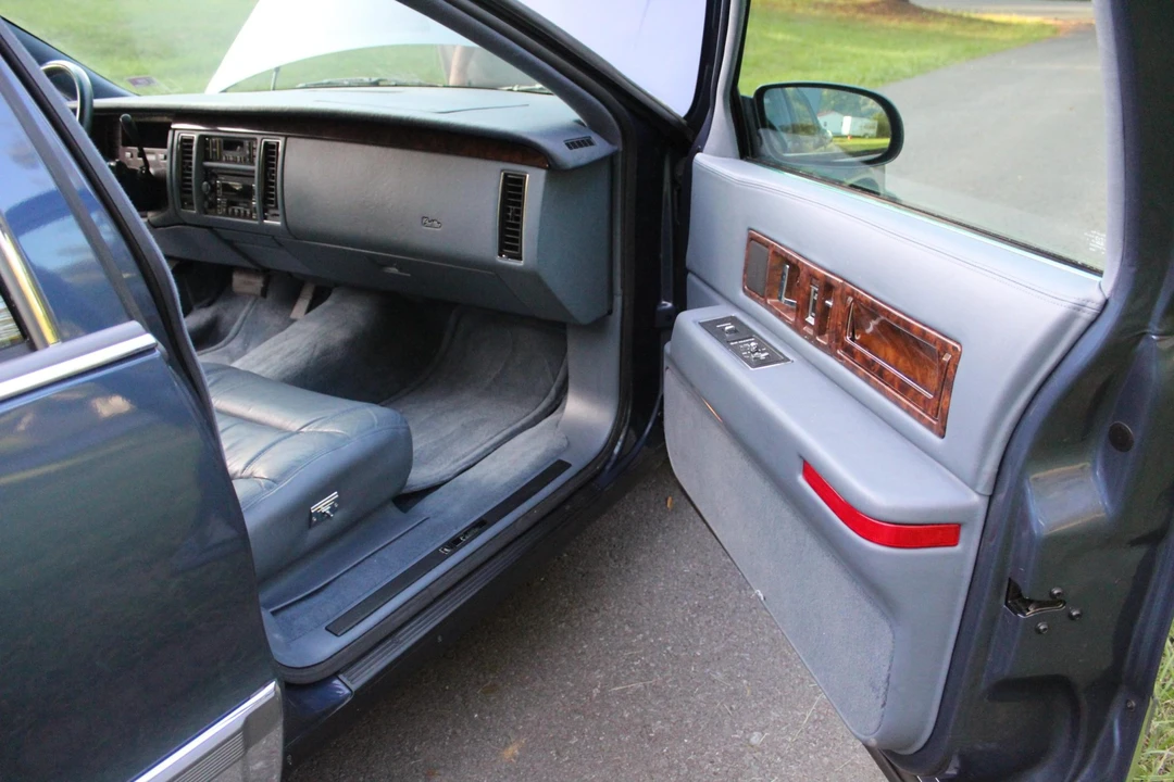 1996 Cadillac Fleetwood - Image 12 of 31
