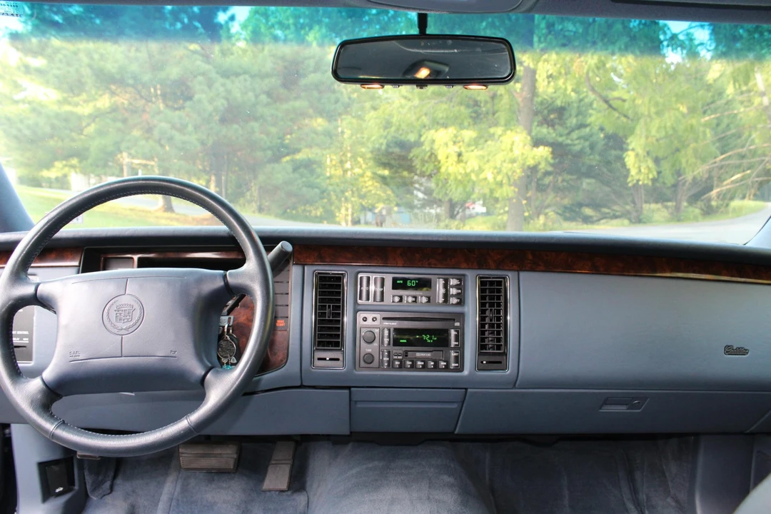 1996 Cadillac Fleetwood - Image 15 of 31