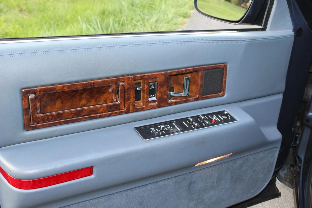 1996 Cadillac Fleetwood - Image 19 of 31