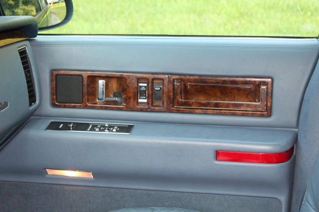 1996 Cadillac Fleetwood - Image 20 of 31