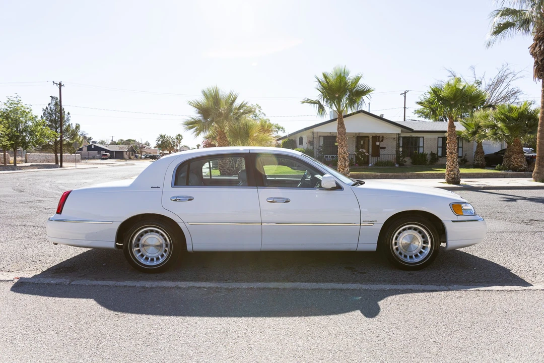 2000 Lincoln Town Car - Image 9 of 31